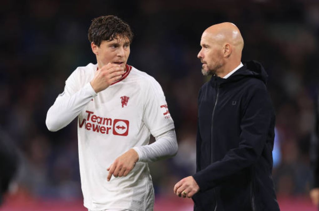 Ten Hag (áo đen) không còn trọng dụng Lindelof (áo trắng).